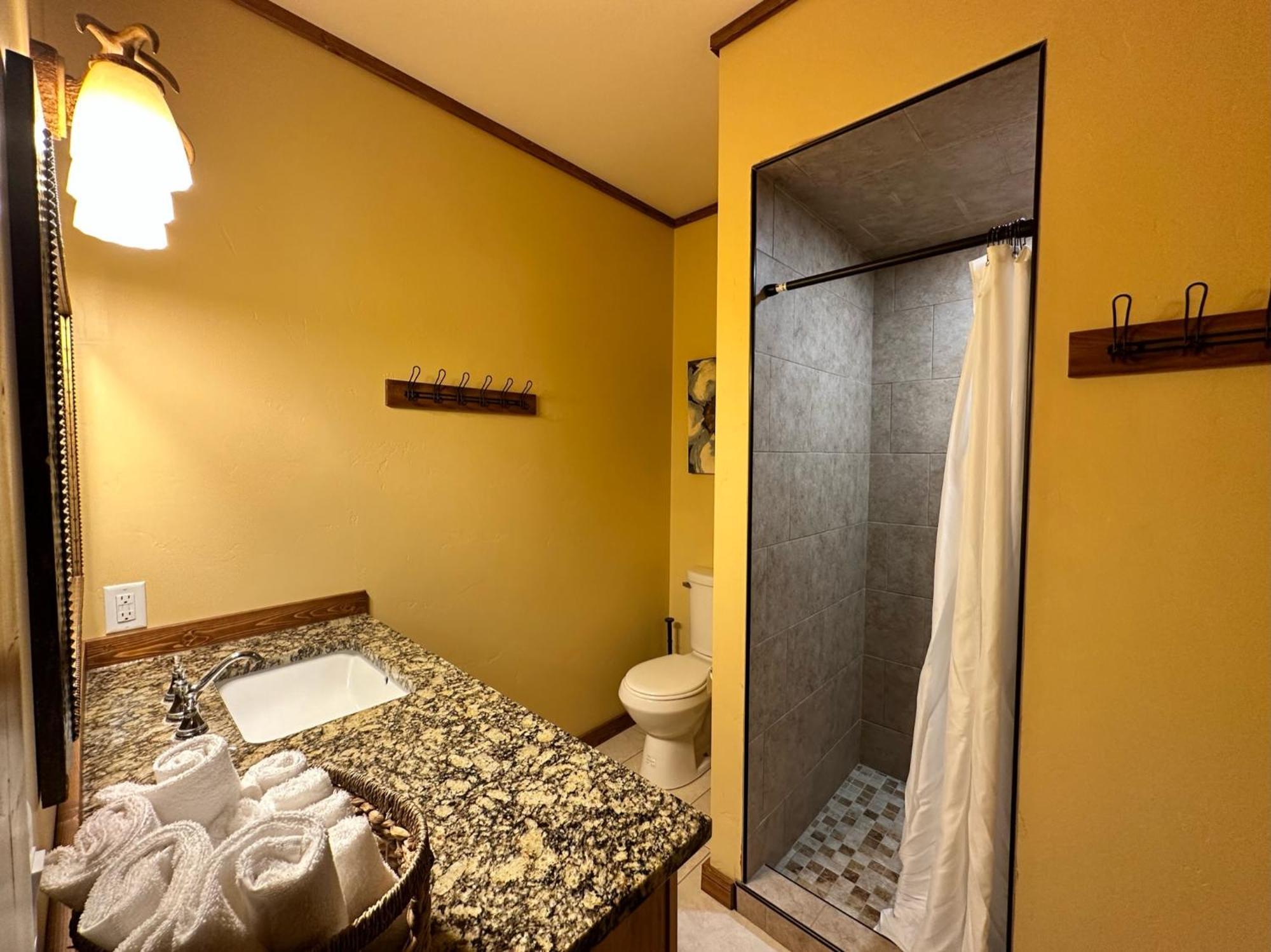 Yellowstone Cabins And Rv เวสต์เยลโลว์สโตน ภายนอก รูปภาพ