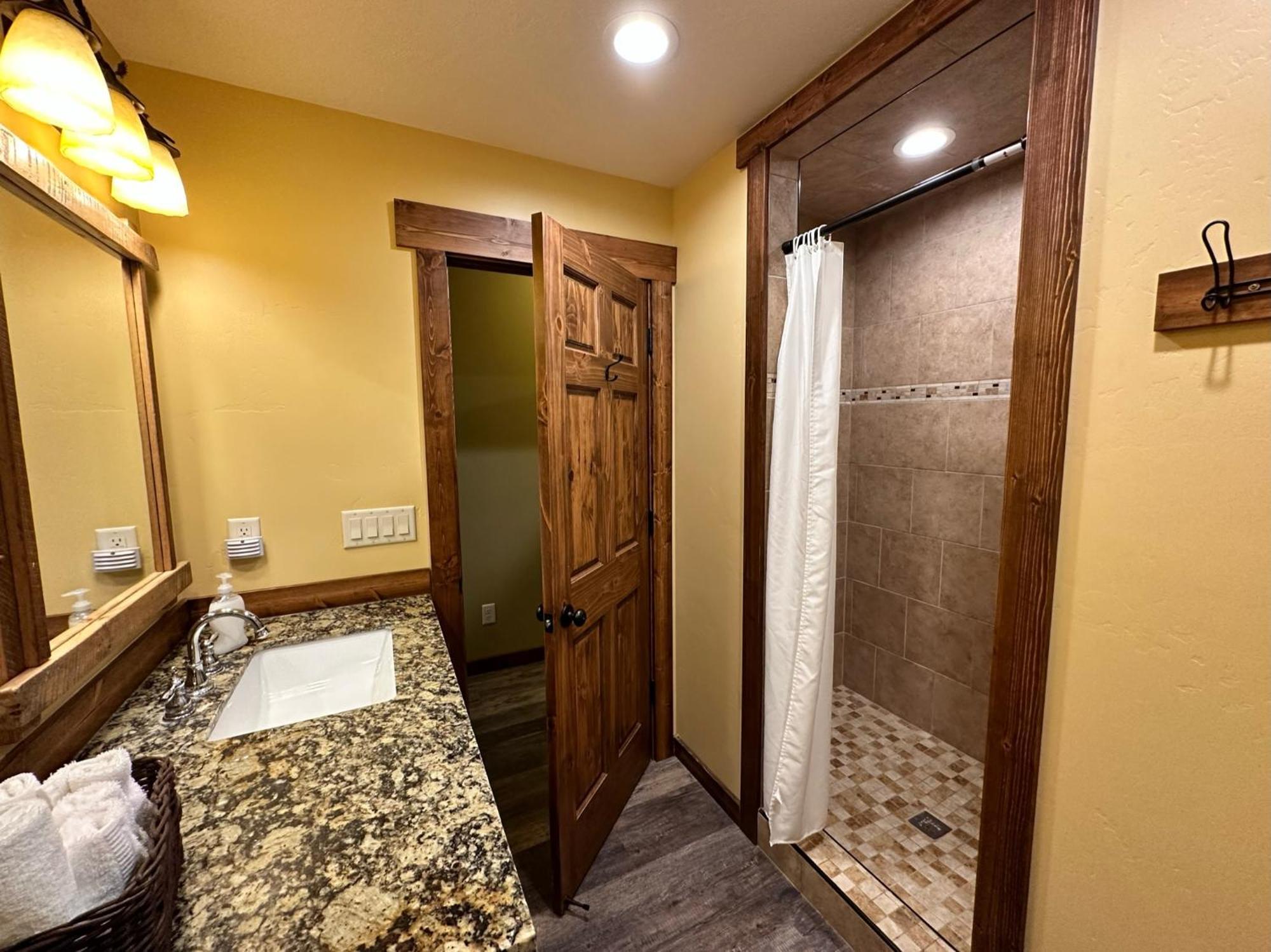 Yellowstone Cabins And Rv เวสต์เยลโลว์สโตน ภายนอก รูปภาพ